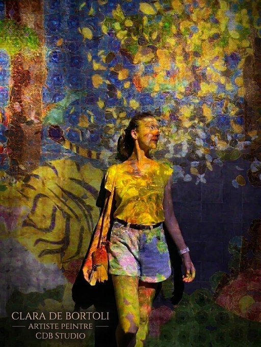 Clara de Bortoli, artiste peintre, baignée dans la projection colorée d'une œuvre