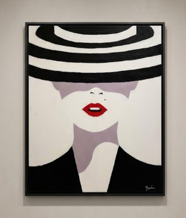 Femme au grand chapeau à rayures noires et blanches, bouche rouge