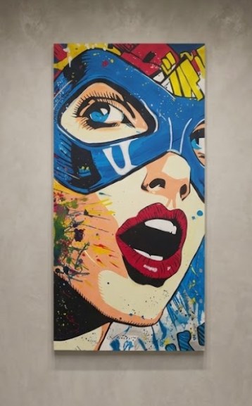 Portrait pop art d'une femme au masque bleu et à la bouche rouge, éclaboussures de peinture