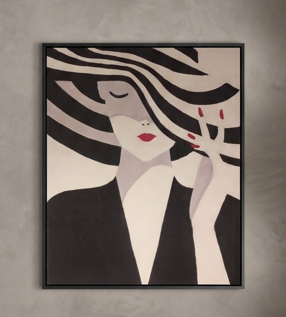 Femme aux yeux clos sous un chapeau à rayures, main aux ongles rouges